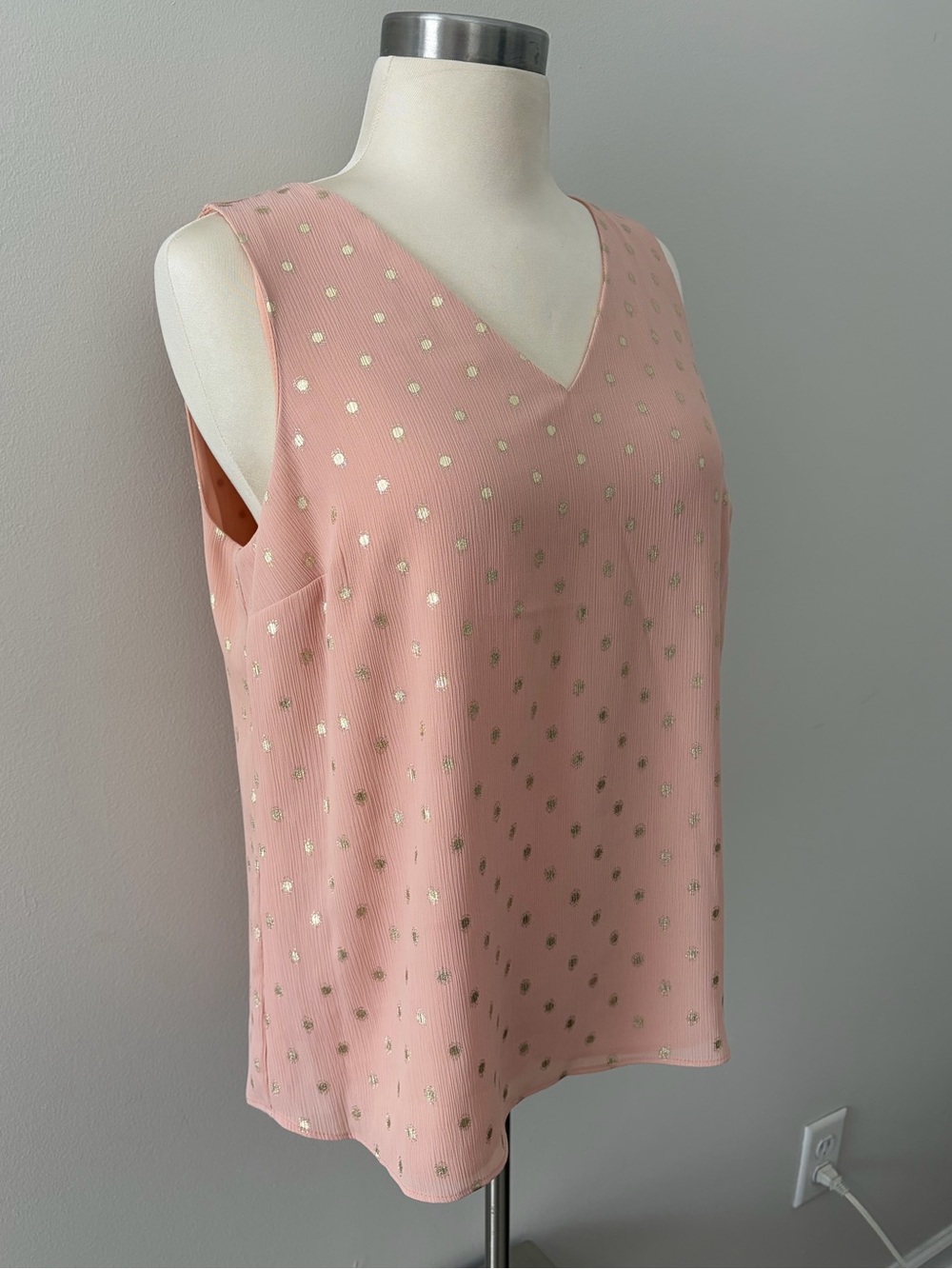 Nine West Sleeveless V-Neck Blush Pink Blouse Metallic Gold Polka Dots Sz S - Picture 3 of 8